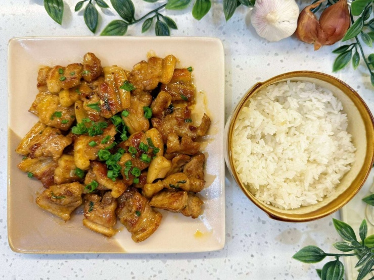 Thêm chút hành lá cho món ăn thêm đẹp mắt