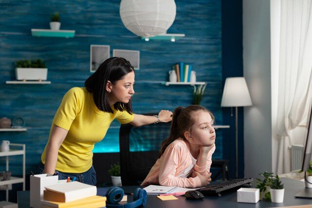 Những lời quát mắng, xúc phạm hay các hình phạt bằng bạo lực không giúp trẻ ngoan hơn mà chỉ khiến các em sợ hãi. Ảnh minh họa