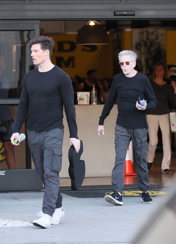 Kevin Baker (trái) và Calvin Klein khi rời phòng tập ở Los Angeles đầu năm nay. Ảnh: Backgrid