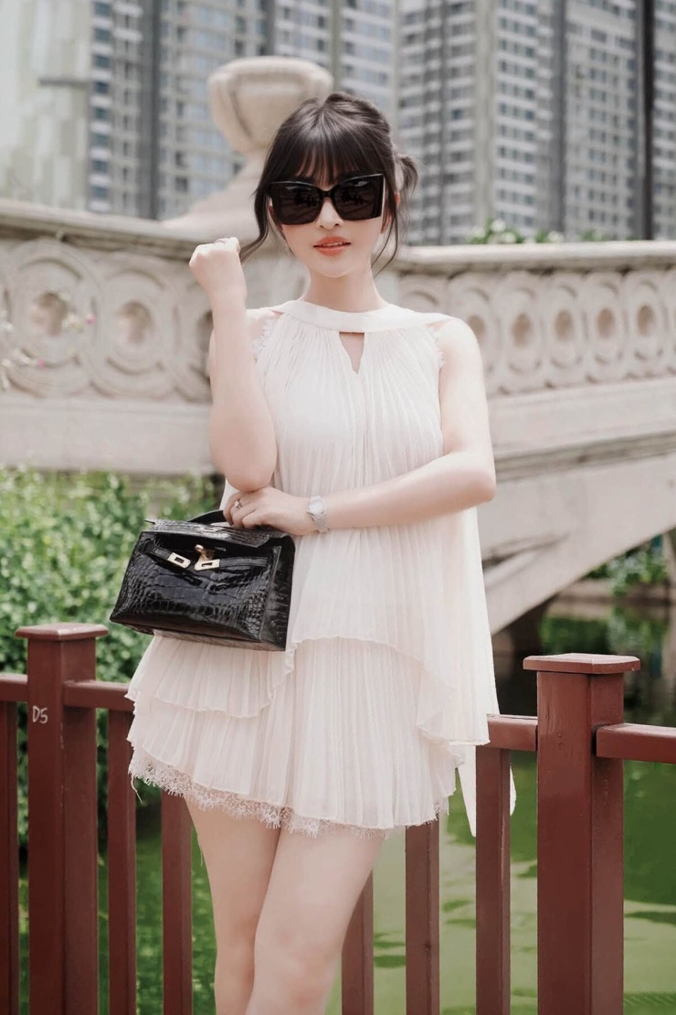 Vợ Minh 'Nhựa' chăm diện đồ giấu bụng giữa tin đồn có bầu lần 3 - 1