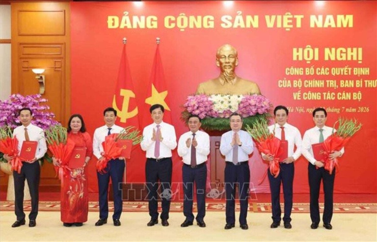 Ủy viên Bộ Chính trị, Thường trực Ban Bí thư Trần Cẩm Tú trao Quyết định của Bộ Chính trị, Ban Bí thư về công tác cán bộ. Ảnh: TTXVN
