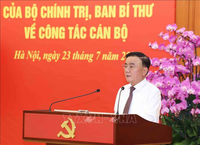 Ủy viên Bộ Chính trị, Thường trực Ban Bí thư Trần Cẩm Tú phát biểu giao nhiệm vụ cho các nhân sự mới. Ảnh: TTXVN