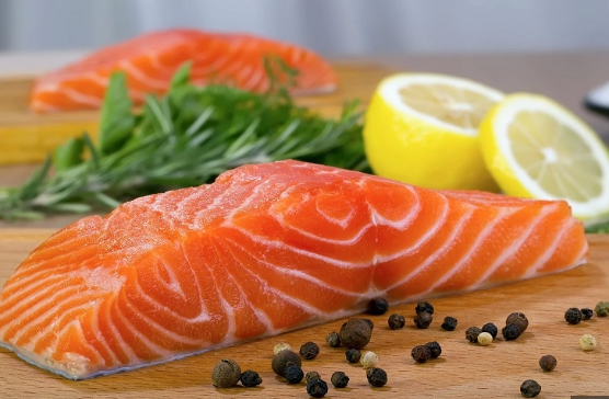 Cá hồi là một trong những loại cá nổi bật nhờ hàm lượng omega-3 cao.