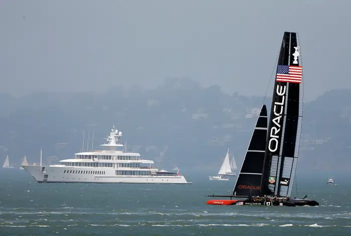Tỷ phú Larry Ellison có niềm đam mê mãnh liệt với du thuyền và môn đua thuyền buồm; ông sở hữu siêu du thuyền Musashi và trước đây từng tài trợ cho một đội đua thuyền buồm. Ảnh: Eric Risberg/AP Photo