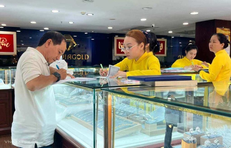 Anh Lâm (quận 10 cũ) mang món trang sức có viên kim cương 5,4 ly đi bán sáng 23/7. Ảnh: Quỳnh Trang