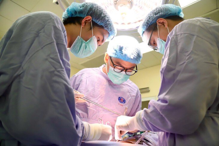 Các bác sĩ Bệnh viện K tiến hành phẫu thuật ung thư phổi cho bệnh nhân. (ảnh:BVCC)