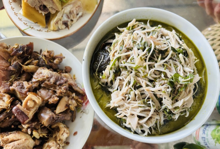 Củ chuối om lươn là món ăn dân dã ở vùng đồng bằng Bắc bộ, từng được nhắc đến trong câu ca dao "Cá rô quyện với nồi rang/Còn như củ chuối, lươn vàng quyện nhau”
