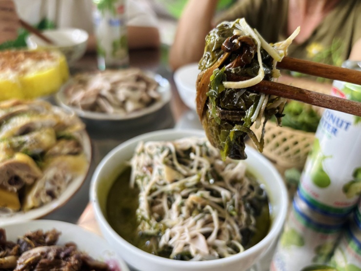Xương lươn giã nhuyễn làm chả, cuốn cùng thịt lươn rồi bọc trong lá lốt