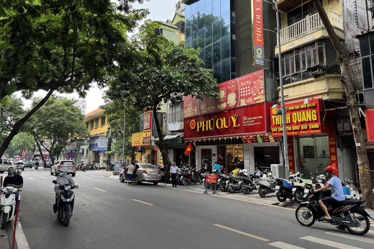 Phố vàng Trần Nhân Tông vắng khách.