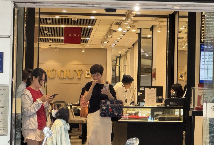 Lác đác vài khách hàng tới giao dịch vàng chiều nay.