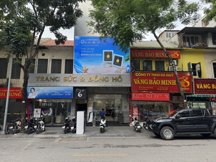 Cảnh tượng phố vàng Hà Nội khi giá vàng lao dốc, tìm đâu người bắt đáy? - 6