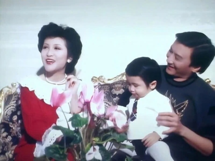 Tạ Đình Phong khi còn nhỏ, bên bố mẹ. Ảnh: Weibo