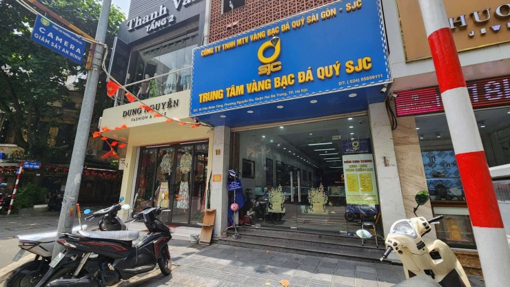 Cơ sở SJC trên "phố vàng" Trần Nhân Tông vắng khách giao dịch trong sáng nay 23/7. Ảnh: Thái Nguyễn