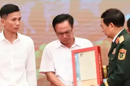 Thân nhân liệt sĩ nghẹn ngào nhận lại kỷ vật thiêng liêng