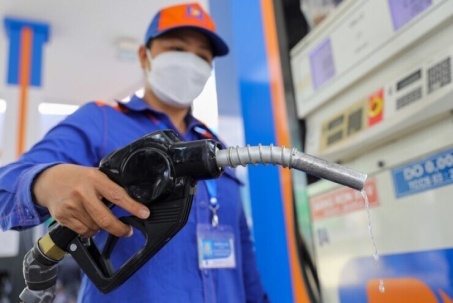 Giá xăng E10 tăng gần 1.000 đồng/lít, có loại dầu tăng hơn 2.400 đồng/lít