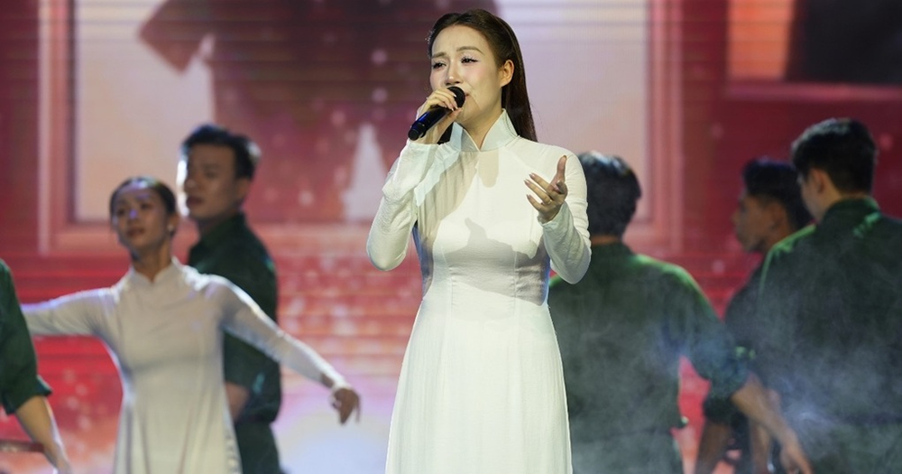 Quán quân Sao mai 2017 Thu Thủy xúc động hát “Hàng bia trắng” tri ân các anh hùng liệt sĩ