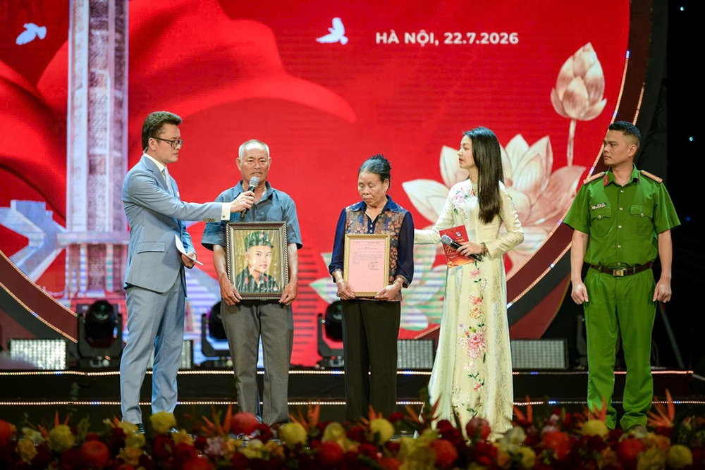 Gia đình liệt sĩ Đoàn Văn Khải trên sân khấu chương trình nghệ thuật “Một thời hoa lửa