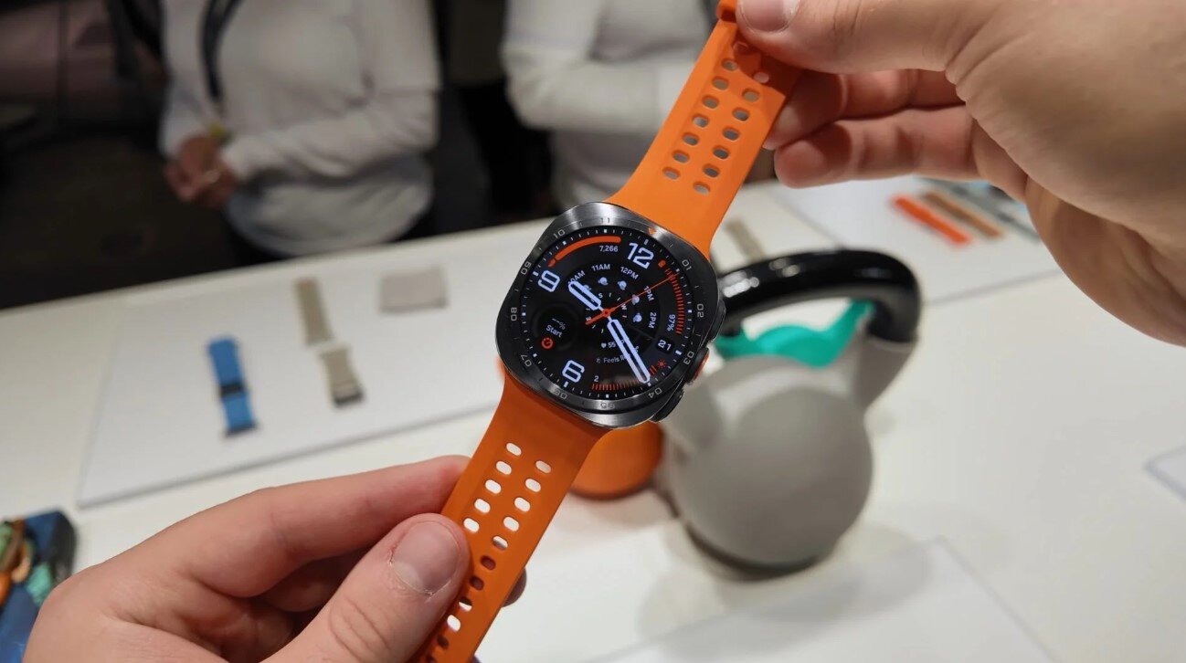 Trên tay Galaxy Watch Ultra 2: Siêu mỏng, siêu bền - 4