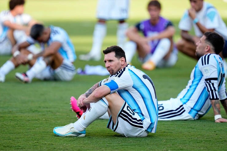 Messi buồn bã sau khi không thể giúp Argentina vô địch World Cup 2026