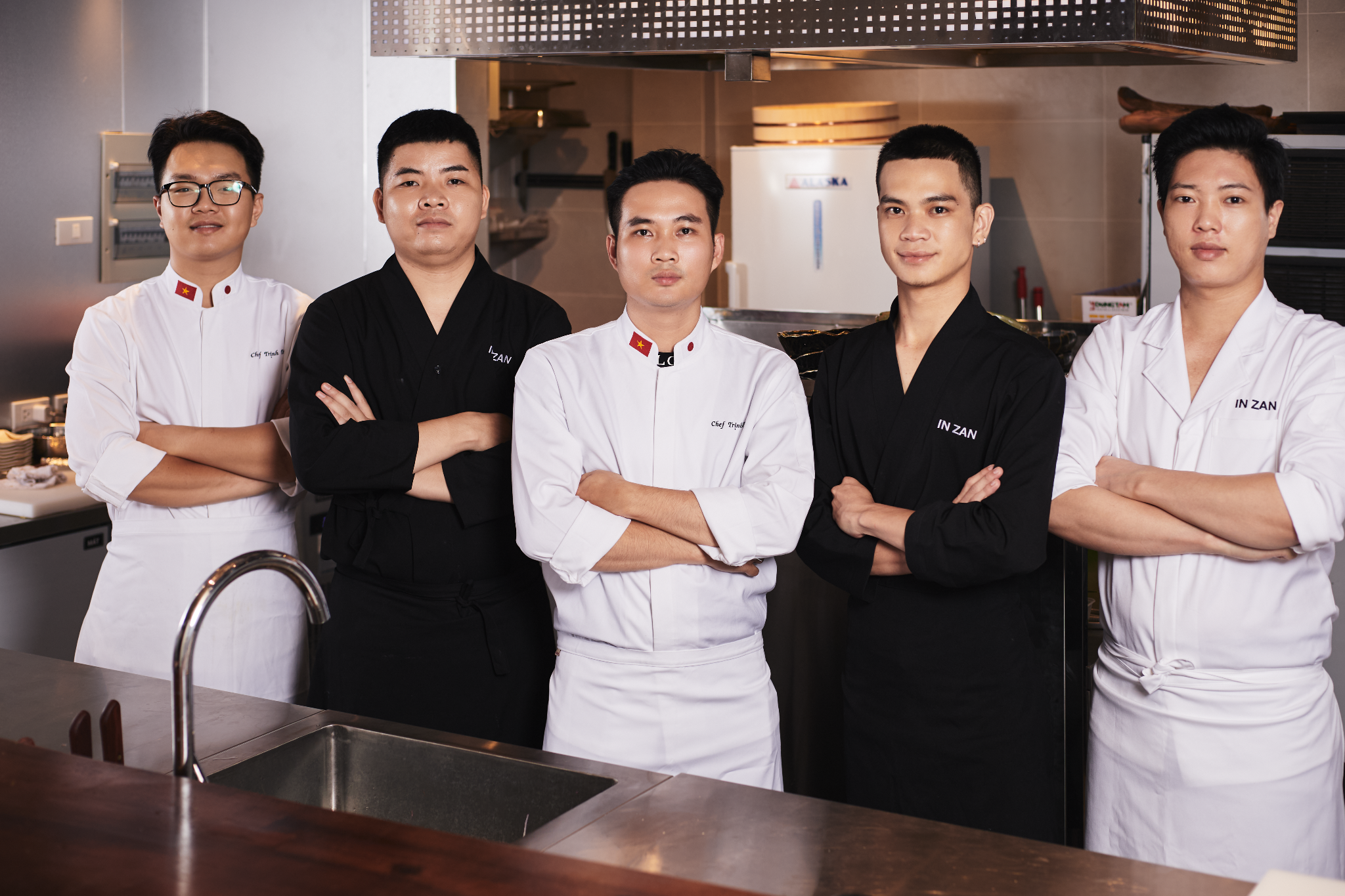 Đội ngũ đầu bếp giàu kinh nghiệm trực tiếp chế biến món ăn chuẩn hương vị Nhật