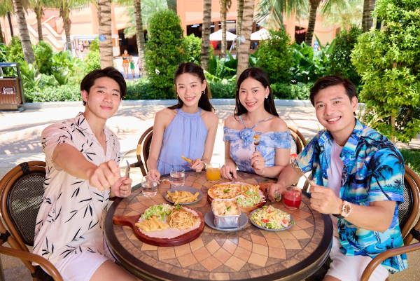 Du khách nạp năng lượng tại nhà hàng trong công viên