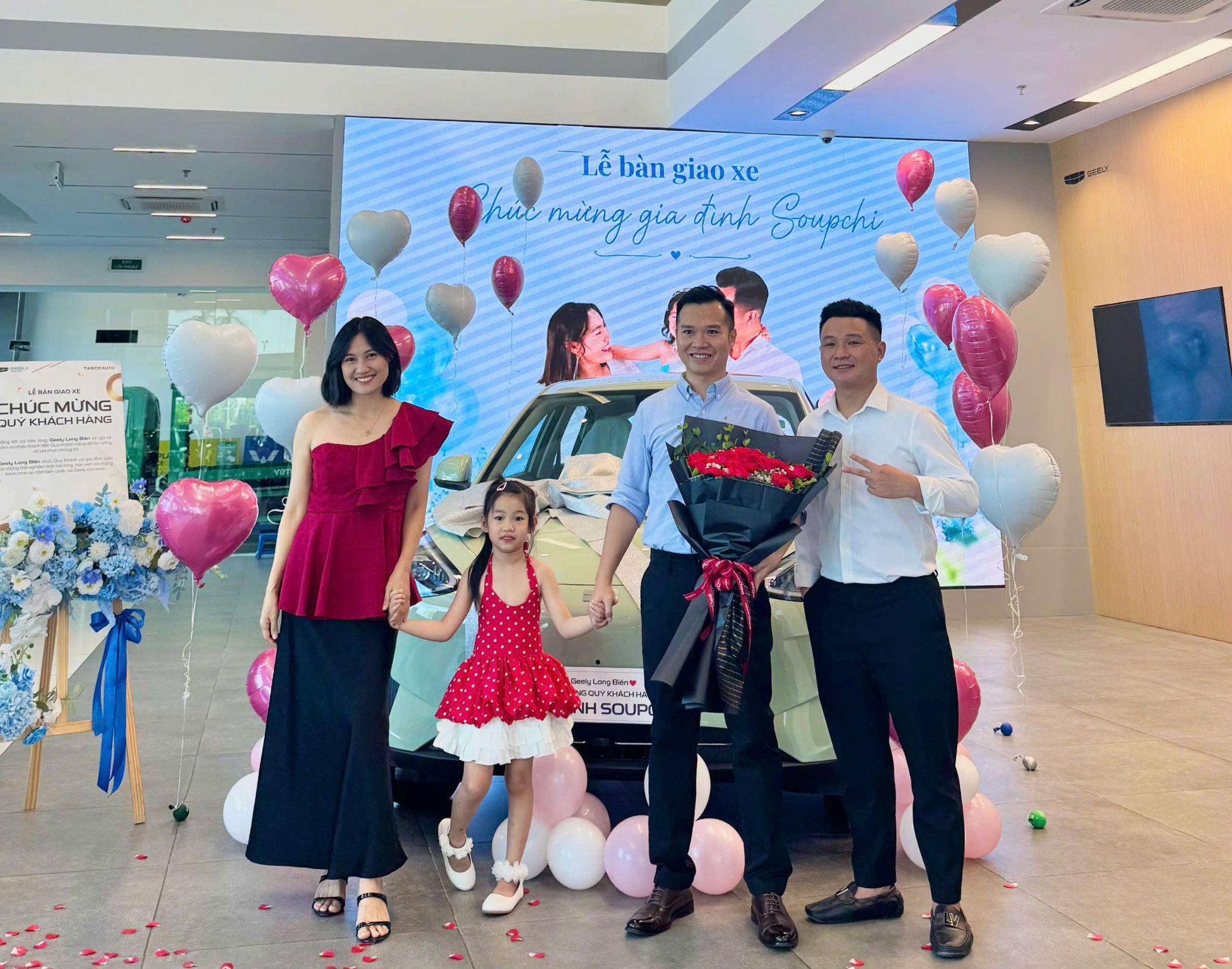 Gia đình anh Huy nhận xe Geely EX2 tại Geely Long Biên.