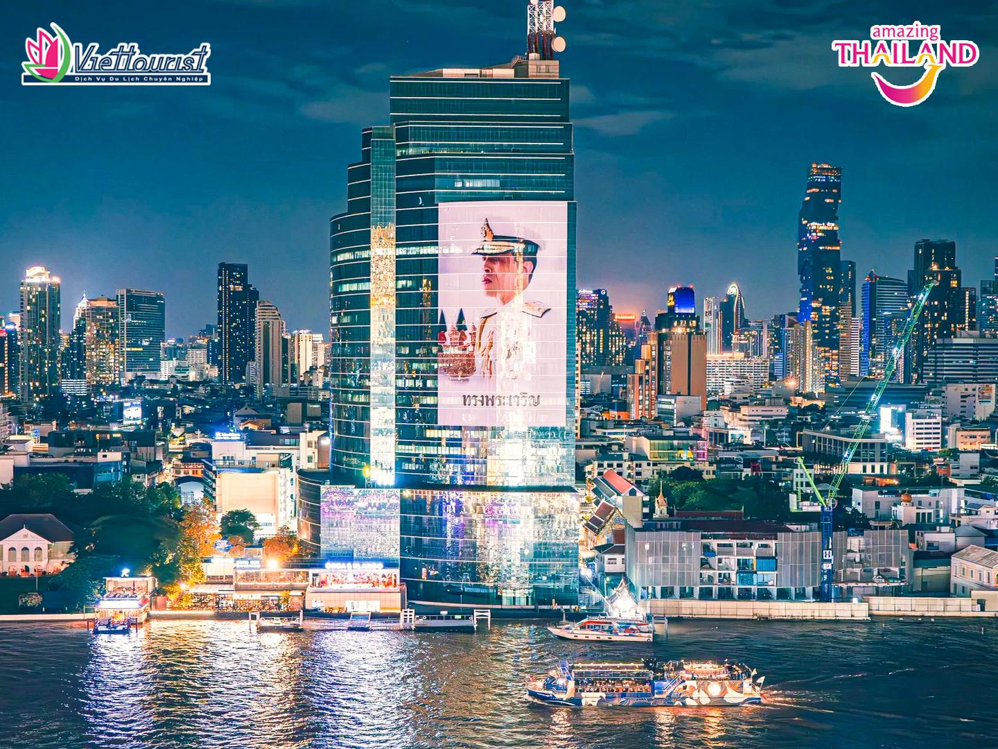 Khung cảnh rực rỡ của tòa nhà ICONSIAM bên bờ sông Chao Phraya ở Bangkok, Thái Lan vào ban đêm