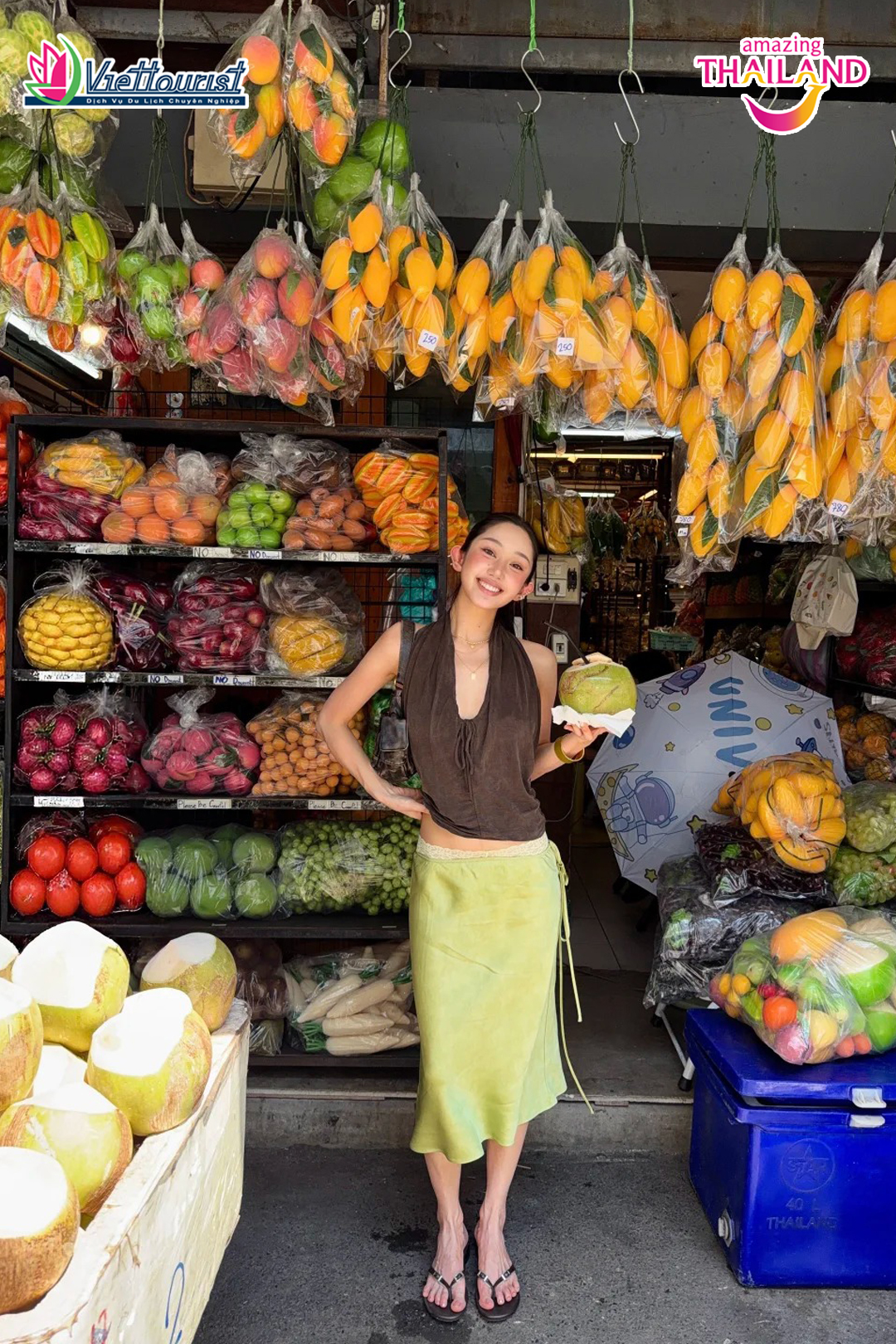 Du khách check in tại chợ cuối tuần Chatuchak ở Bangkok