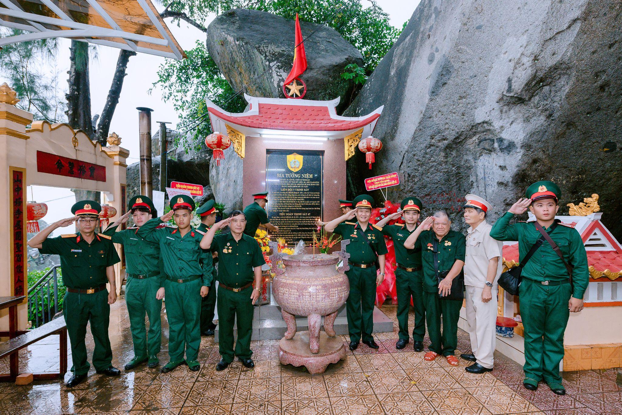 Các chiến sĩ thắp hương tưởng nhớ các anh hùng liệt sĩ tại chùa Hang