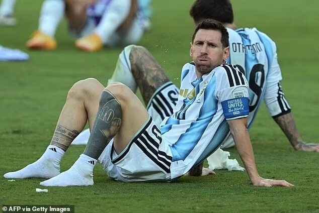 Khảo sát cho thấy người hâm mộ Anh giảm mức độ yêu thích dành cho Messi.