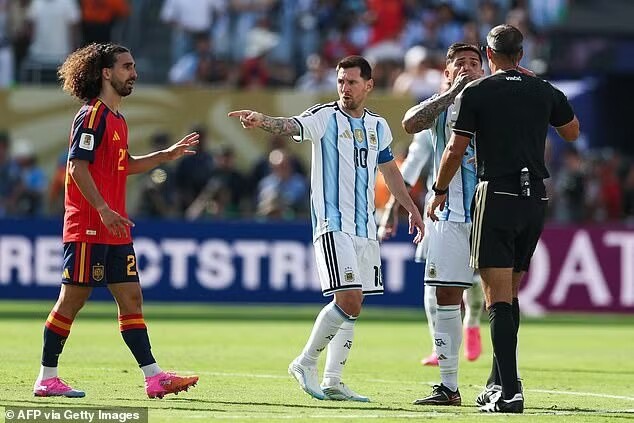 Khảo sát cho thấy người hâm mộ Anh giảm mức độ yêu thích dành cho Messi.