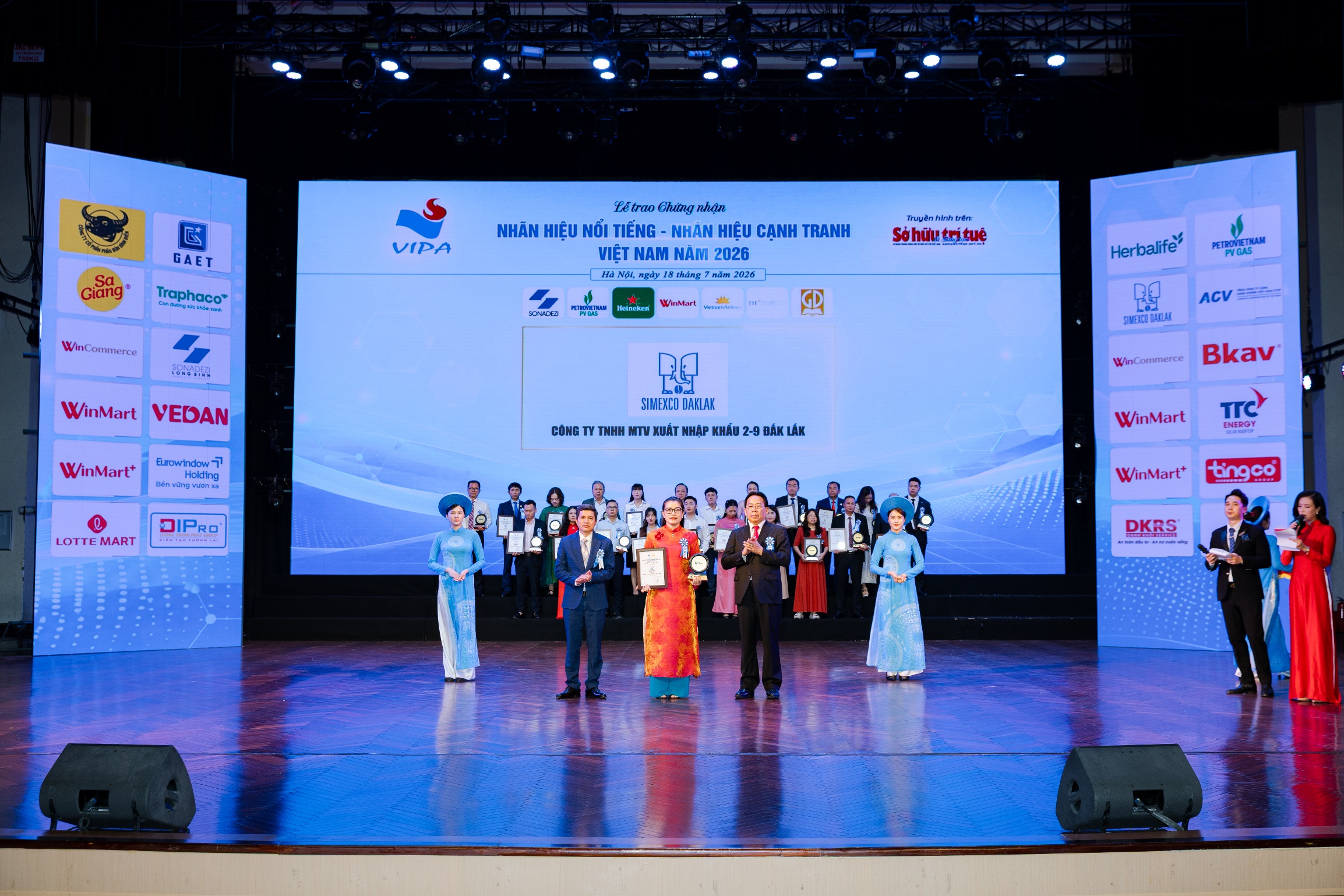 Đại diện Simexco Daklak nhận chứng nhận Top 10 Nhãn hiệu nổi tiếng Việt Nam 2026