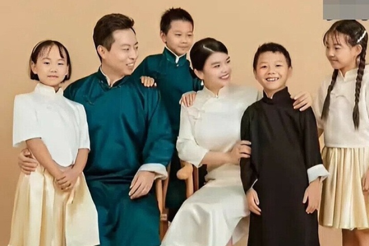 Gặp lại mối tình đầu sau 9 năm, người phụ nữ tái hợp rồi xây tổ ấm 7 người