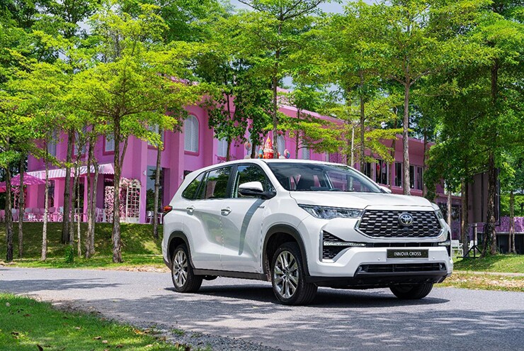 Giá xe Toyota Innova Cross lăn bánh kèm ưu đãi tháng 7/2026