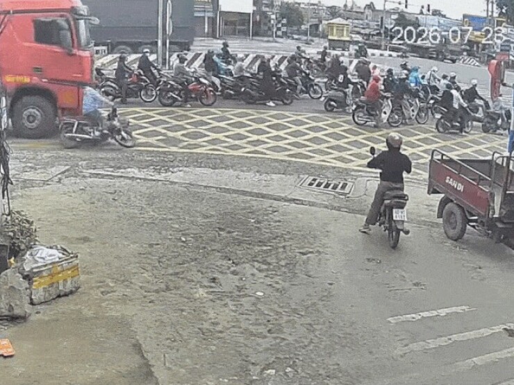 Clip: Tài xế xe máy thoát chết sau cú tông của ô tô tải