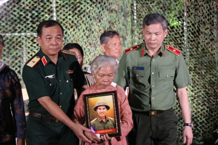 Thiếu tướng Vũ Văn Điền, Tư lệnh Bộ Tư lệnh TP.HCM và Thiếu tướng Tạ Văn Đẹp, Phó Giám đốc Công an TP.HCM đã trao bức chân dung phục dựng của liệt sĩ Huỳnh Văn Quên cho bà Nguyễn Thị Lệ và gia đình liệt sĩ. (Ảnh: T.L)