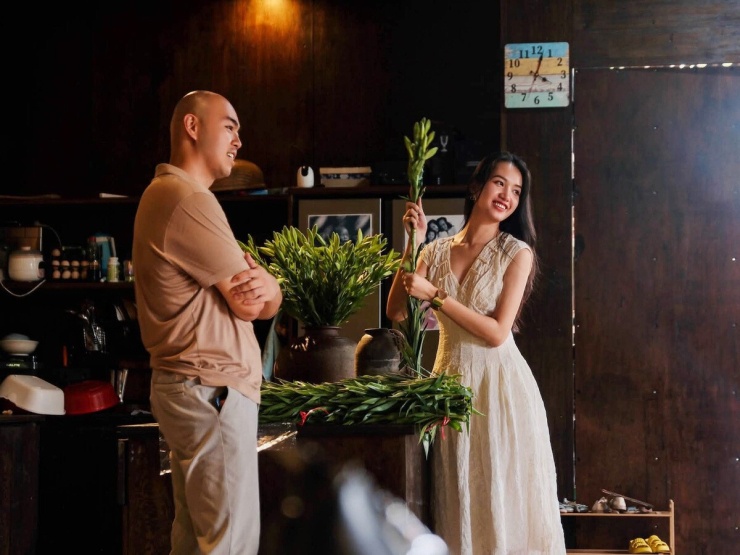 Gu mặc 'tiểu thư mong manh' của bạn gái thiếu gia Sơn Kim - 1