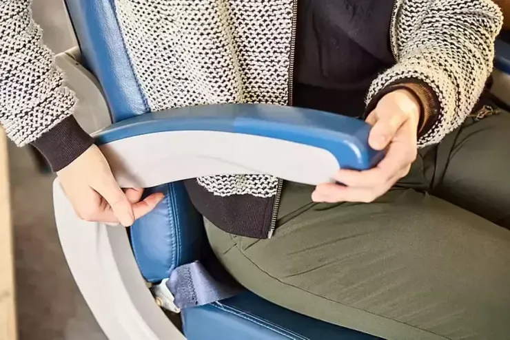 Nhiều hành khách không biết nút bấm để có thêm không gian. Ảnh: T+L