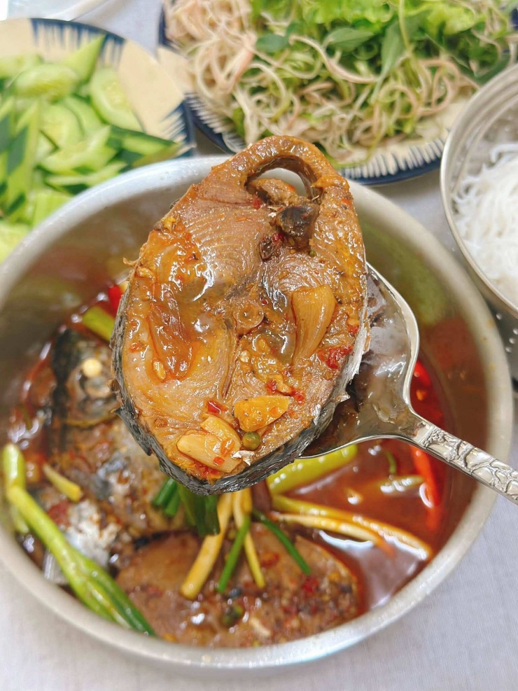 Rau sống ăn kèm đủ loại, nên có rau muống chẻ và nhiều bắp chuối bào và dưa leo.