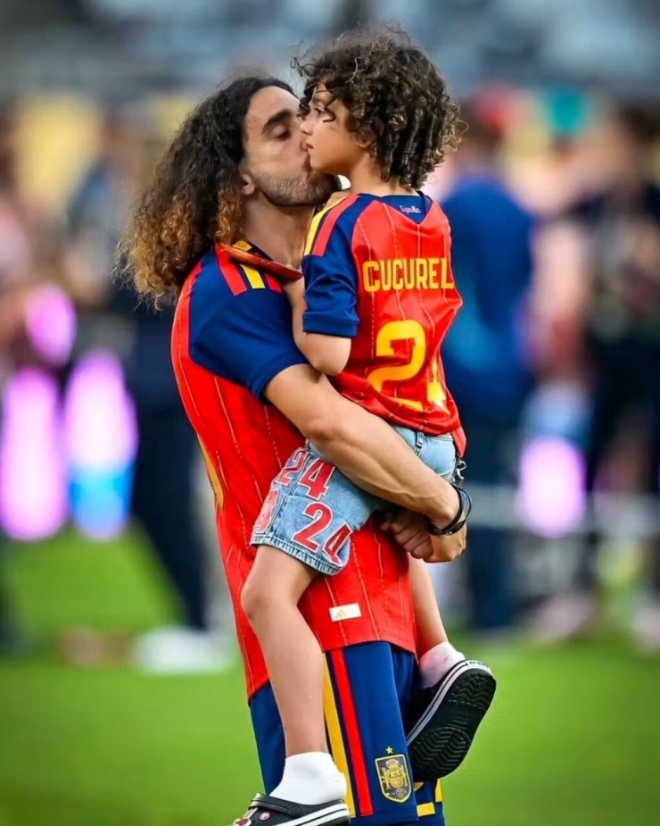 Lý do đằng sau mái tóc xoăn xù không bao giờ được buộc gọn mỗi khi ra sân của Marc Cucurella khiến nhiều người xúc động.