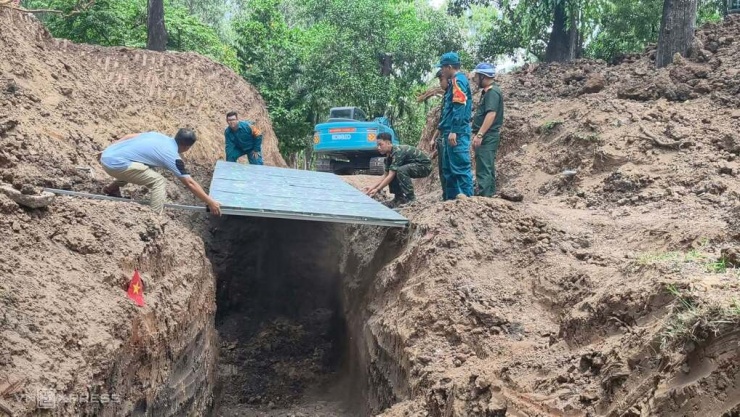 Quân đội che chắn tạm thời hố mới phát hiện tránh mưa ngập, trưa 24/7. Ảnh: Đình Văn