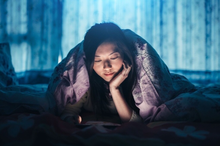 Thường xuyên thức khuya dù vẫn ngủ đủ giờ vẫn có thể làm rối loạn đồng hồ sinh học, khiến quá trình kiểm soát đường huyết, chuyển hóa chất béo và cân bằng hormone kém hiệu quả hơn, từ đó làm tăng nguy cơ tích tụ mỡ bụng theo thời gian. Ảnh: Metro