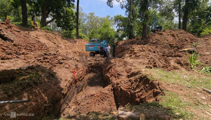 Hố chôn tập thể liệt sĩ vừa được phát hiện. Ảnh: Đình Văn