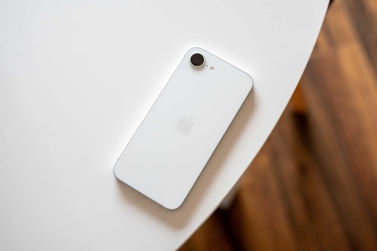 Giá bán giảm giúp iPhone 16e trở thành lựa chọn hấp dẫn trong phân khúc dưới 15 triệu đồng. (Ảnh: LetemsvetemApplem)