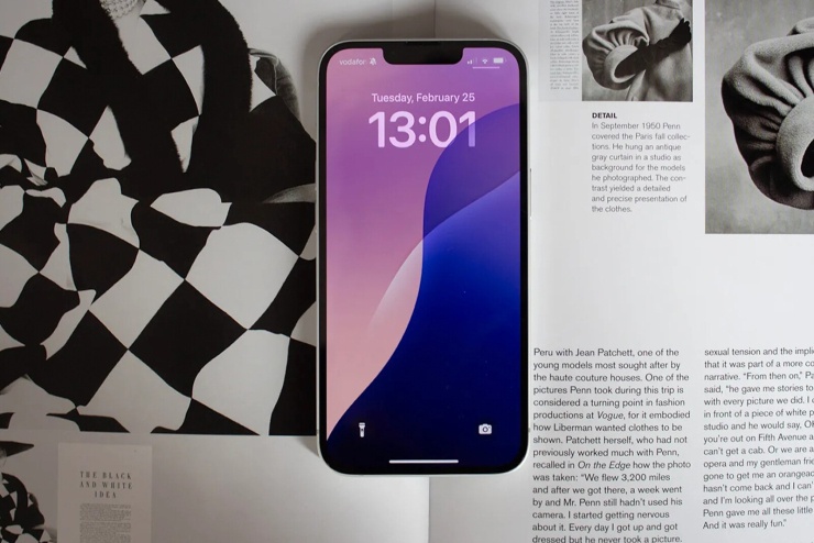 Màn hình OLED 6,1 inch vẫn đáp ứng đủ nhu cầu giải trí và làm việc. (Ảnh: The Disconnekt)