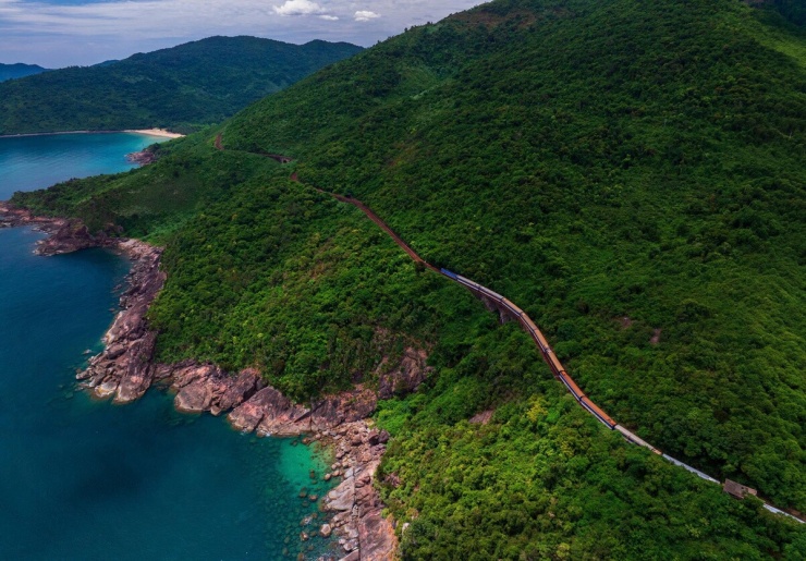 Tàu xuyên núi trên cung đường đẹp nhất Việt Nam - 1