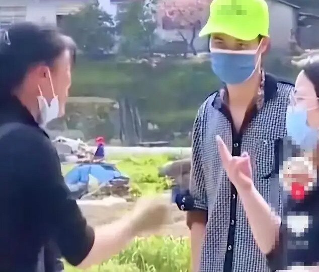 Tiểu Tiểu ngày nào cũng đến nhà vợ để hỏi rõ chuyện vợ phản bội mình