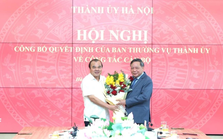 Phó Bí thư Thành ủy Hà Nội Nguyễn Văn Phong trao quyết định cho đồng chí Đoàn Văn Đức. Ảnh: Thanh Hải
