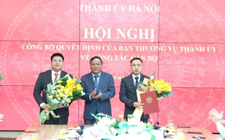 Phó Bí thư Thành ủy Hà Nội Nguyễn Văn Phong trao quyết định cho đồng chí Phạm Minh Hoàng (ngoài cùng bên phải) và đồng chí Trần Đức Trung Tiến. Ảnh: Thanh Hải