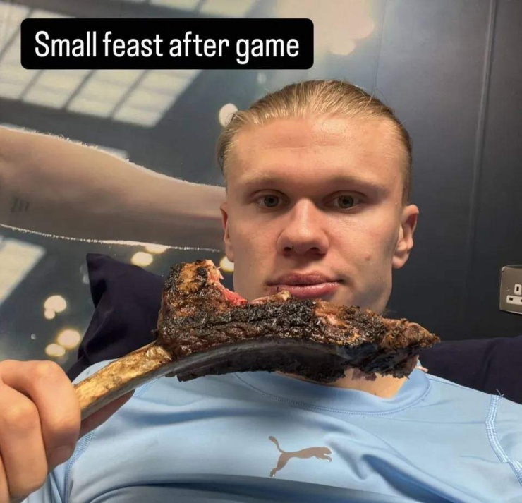 Haaland ăn một miếng sườn cừu sau chiến thắng của Man City trước Newcastle. Ảnh: Instagram